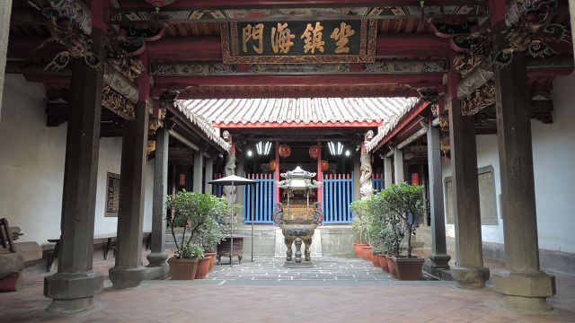 不同於一般寺院，淡水鄞山寺小巧而清靜。屋脊上的剪黏、泥塑生動自然，讓人流連忘返