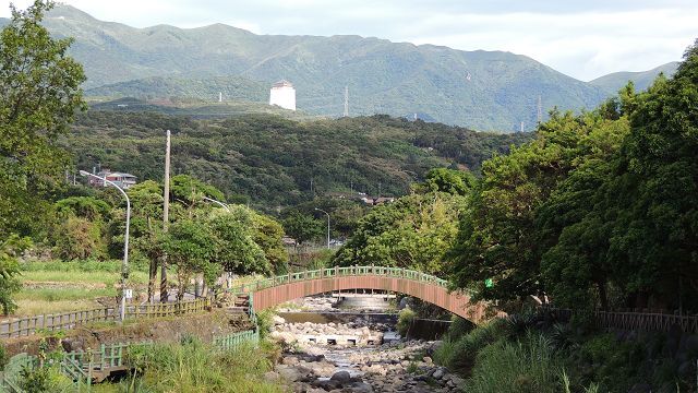 櫻花水車園區旁的八連溪河岸美景