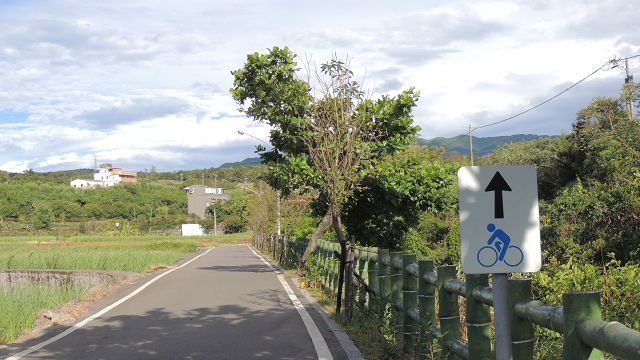 騎上自行車，欣賞八連溪沿岸自然田野之美