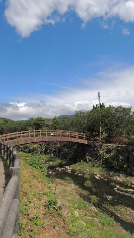 木造拱橋橫跨大坑溪兩岸，別有一番風情