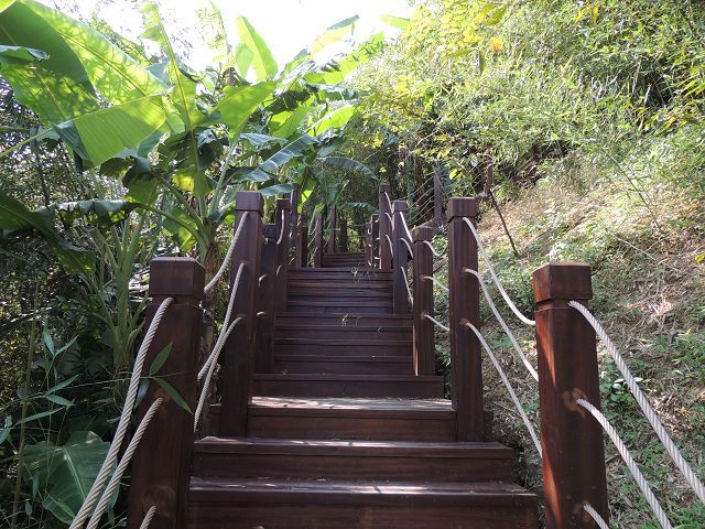 潤濟宮步道的木棧步道起點