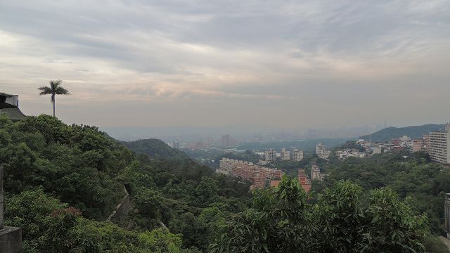 到了承天禪寺，從殿前廣場向下俯瞰大臺北景色放眼即是